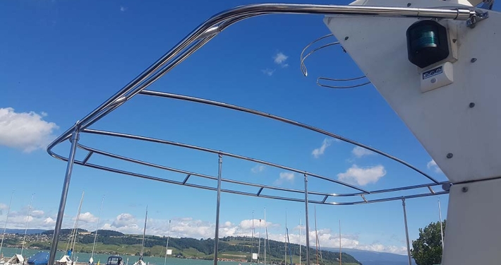 Poliertes Edelstahl-Biminigestell auf einer Motoryacht vor blauem Himmel