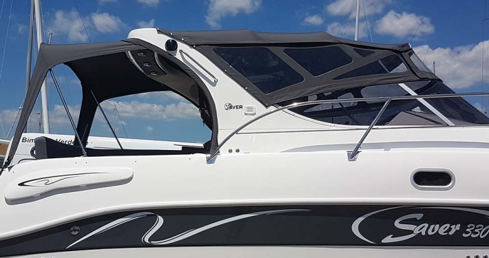 Weiße Motoryacht Saver 330 mit schwarzem Cabrioverdeck