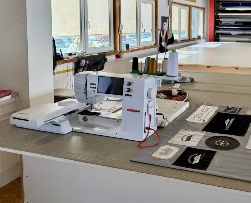 Nähmaschine Werkstatthof der Bootssattlerei Paul mit Portalkran und Firmenfahrzeug