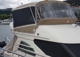 Bimini Top 1 Beigefarbenes Verdeck mit Klarsichtfenstern auf der Flybridge einer Motoryacht
