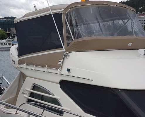 Bimini Top 1 Beigefarbenes Verdeck mit Klarsichtfenstern auf der Flybridge einer Motoryacht