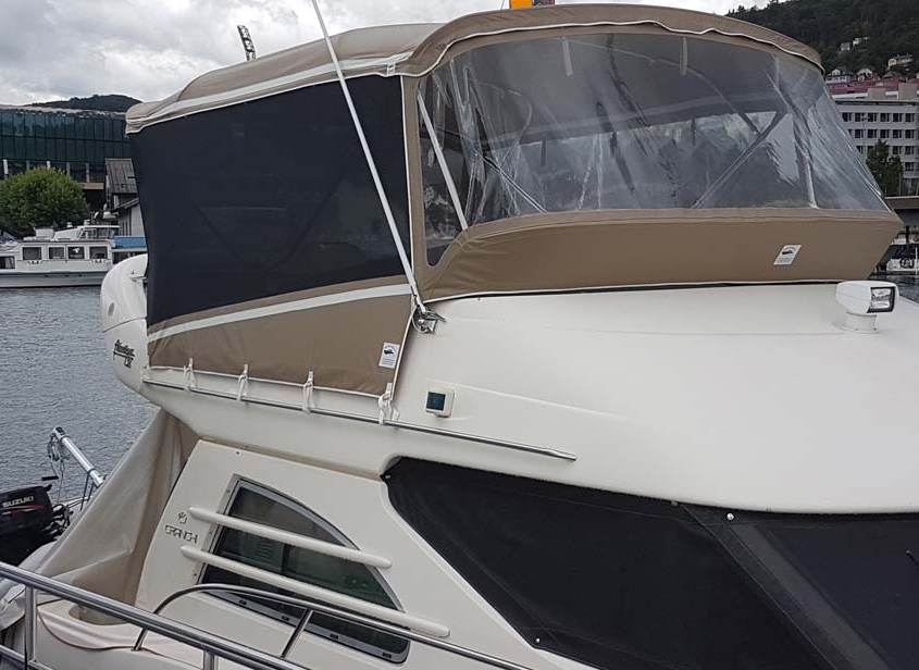 Bimini Top 1 Beigefarbenes Verdeck mit Klarsichtfenstern auf der Flybridge einer Motoryacht