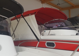 Bimini Top 2 Rotes Bimini-Top mit Edelstahlgestänge auf einem Sportboot in der Werkstatthalle