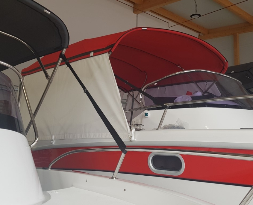 Bimini Top 2 Rotes Bimini-Top mit Edelstahlgestänge auf einem Sportboot in der Werkstatthalle