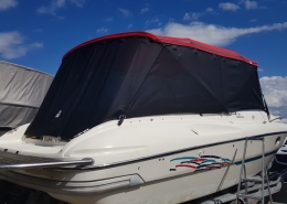 Bimini Top 3 Sportboot Cranchi mit rotem Bimini und schwarzer Cockpit-Persenning auf dem Werkstattgelände