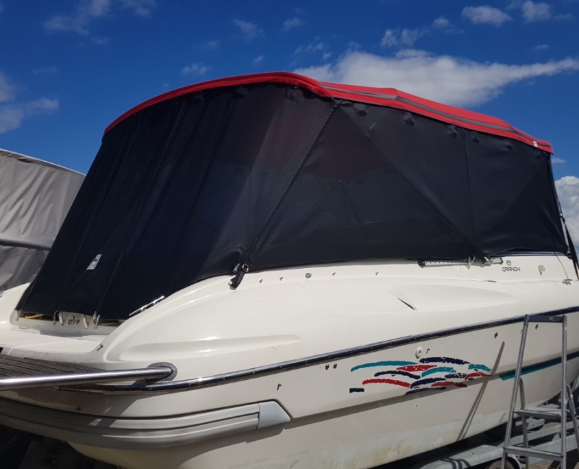 Bimini Top 3 Sportboot Cranchi mit rotem Bimini und schwarzer Cockpit-Persenning auf dem Werkstattgelände