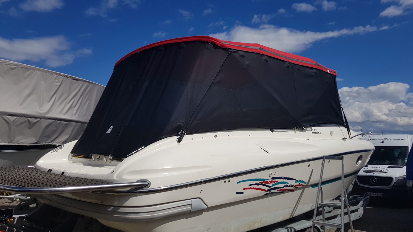 Bimini Top 2 Rotes Bimini-Top mit Edelstahlgestänge auf einem Sportboot in der Werkstatthalle