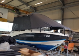 Bimini Top 4 Sportboot mit grauem Verdeck in der Werkstatthalle der Bootssattlerei
