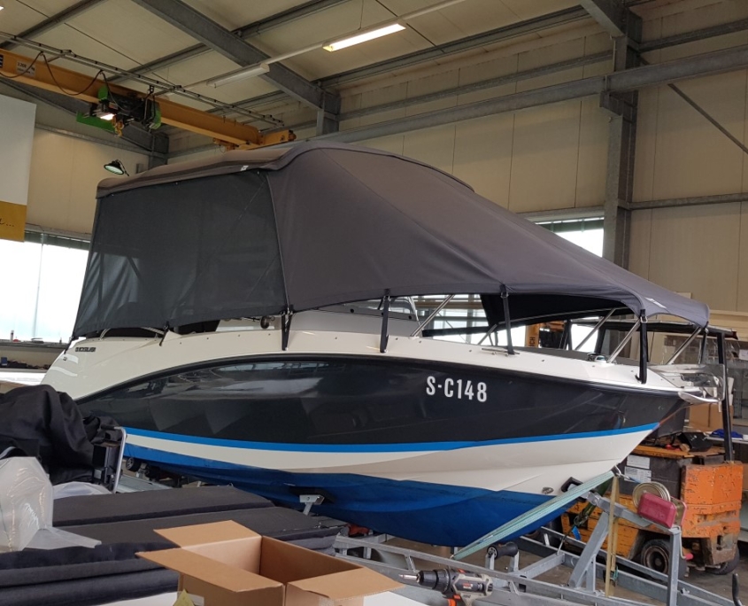 Bimini Top 4 Sportboot mit grauem Verdeck in der Werkstatthalle der Bootssattlerei