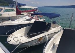 Bimini Top 5 Offenes Sportboot mit dunkelblauem Bimini-Top am Steg am Bodensee