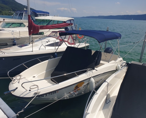 Bimini Top 5 Offenes Sportboot mit dunkelblauem Bimini-Top am Steg am Bodensee