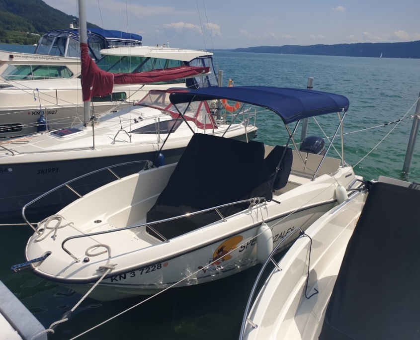 Bimini Top 5 Offenes Sportboot mit dunkelblauem Bimini-Top am Steg am Bodensee