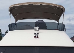 Bimini Top Galerie 1 Beigefarbenes Bimini Top auf der Flybridge einer Motoryacht