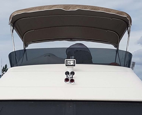 Bimini Top Galerie 1 Beigefarbenes Bimini Top auf der Flybridge einer Motoryacht