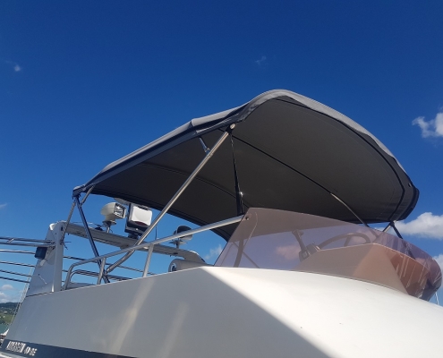 Bimini Top Galerie 3 Graues Bimini Top mit Edelstahlgestänge vor blauem Himmel