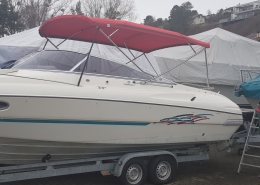 Bimini Top Galerie 4 Rotes Bimini Top auf Sportboot auf dem Trailer