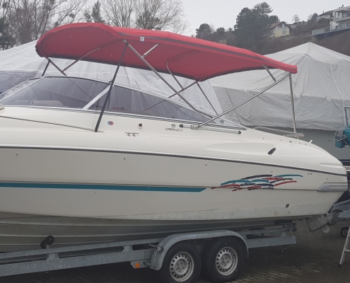 Bimini Top Galerie 4 Rotes Bimini Top auf Sportboot auf dem Trailer