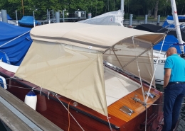 Bimini Top Galerie 5 Beigefarbenes Bimini Top mit Rückwand auf Sportboot