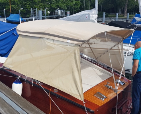 Bimini Top Galerie 5 Beigefarbenes Bimini Top mit Rückwand auf Sportboot