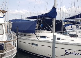 Bimini Top Galerie 6 Dunkelblaues Bimini Top auf einer Segelyacht im Hafen