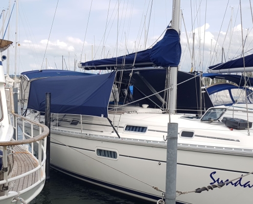Bimini Top Galerie 6 Dunkelblaues Bimini Top auf einer Segelyacht im Hafen
