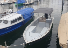 Bimini Top Galerie 8 Offenes Sportboot mit grauem Bimini Top im Bootshafen