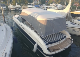 Bimini Top Galerie 9 Weißes Bimini Top über dem Cockpit einer Motoryacht
