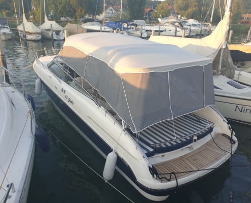 Bimini Top Galerie 9 Weißes Bimini Top über dem Cockpit einer Motoryacht