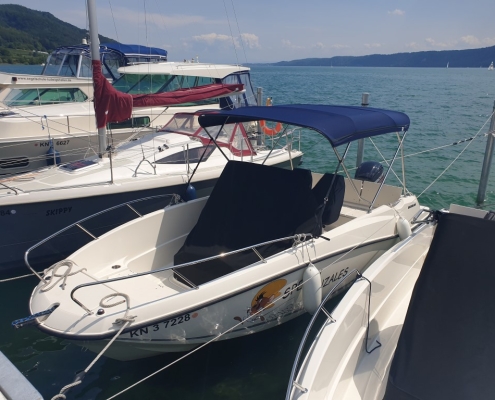 Bimini Top Galerie 10 Dunkelblaues Bimini Top auf Sportboot auf dem See