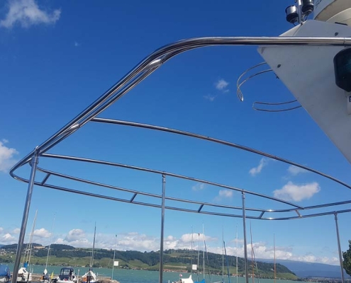 Edelstahlverarbeitung 1 Poliertes Edelstahl-Verdeckgestänge auf einer Motoryacht vor blauem Himmel