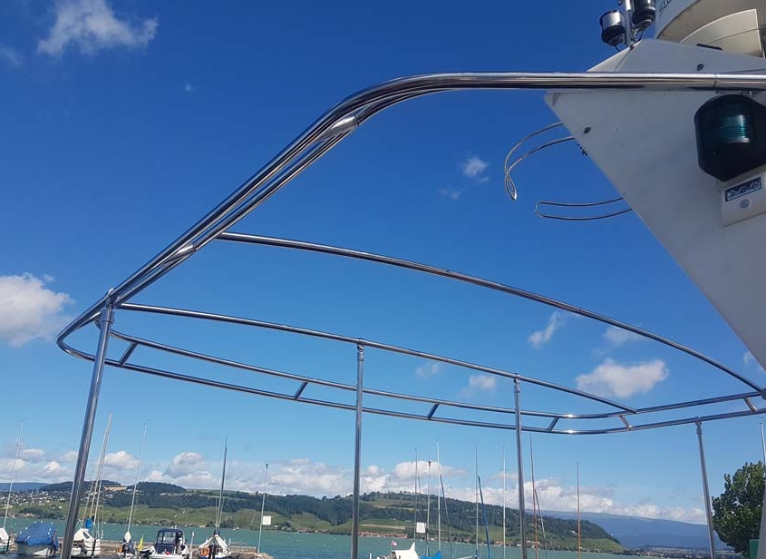 Edelstahlverarbeitung 1 Poliertes Edelstahl-Verdeckgestänge auf einer Motoryacht vor blauem Himmel