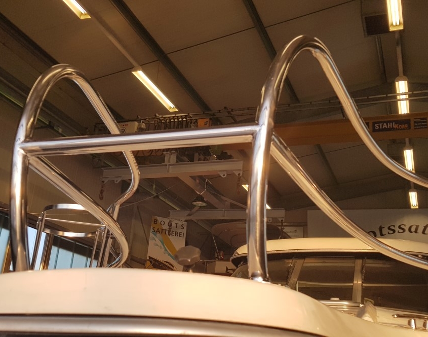 Edelstahlverarbeitung 2 Edelstahlgestänge auf einem Boot in der Werkstatthalle der Bootssattlerei