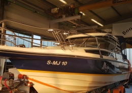 Edelstahlverarbeitung 5 Gebogenes Edelstahlgestänge mit Getränkehaltern auf einem Motorboot in der Werkstatt