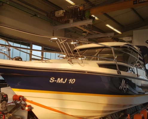 Edelstahlverarbeitung 5 Gebogenes Edelstahlgestänge mit Getränkehaltern auf einem Motorboot in der Werkstatt