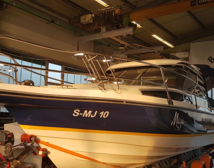 Edelstahlverarbeitung 5 Gebogenes Edelstahlgestänge mit Getränkehaltern auf einem Motorboot in der Werkstatt