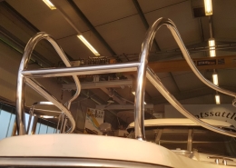 Edelstahl Galerie 5 Edelstahlgestänge auf Sportboot in der Werkstatthalle