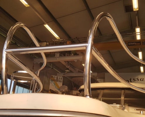Edelstahl Galerie 5 Edelstahlgestänge auf Sportboot in der Werkstatthalle