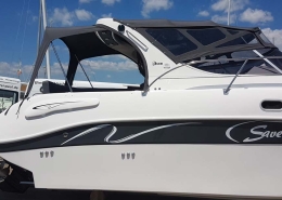 Produkte Hero Verdeck Motorboot Saver mit schwarzem Cabrioverdeck und Sprayhood an Land im Yachthafen