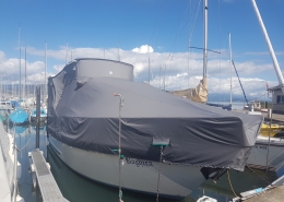 Persenning 3 Motoryacht mit dunkelgrauer Ganzpersenning im Yachthafen