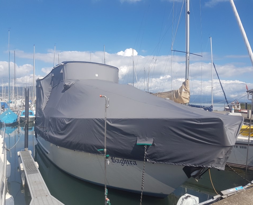 Persenning 3 Motoryacht mit dunkelgrauer Ganzpersenning im Yachthafen