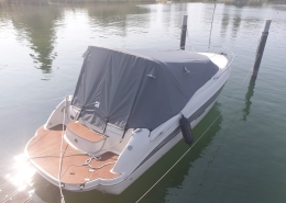 Persenning 5 Sportboot Stingray mit grauer Cockpitpersenning am Liegeplatz auf dem Wasser