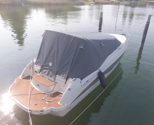 Persenning 5 Sportboot Stingray mit grauer Cockpitpersenning am Liegeplatz auf dem Wasser