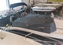 Persenning 6 Geknöpfte Cockpit-Persenning auf einem Sportboot in der Werkstatthalle