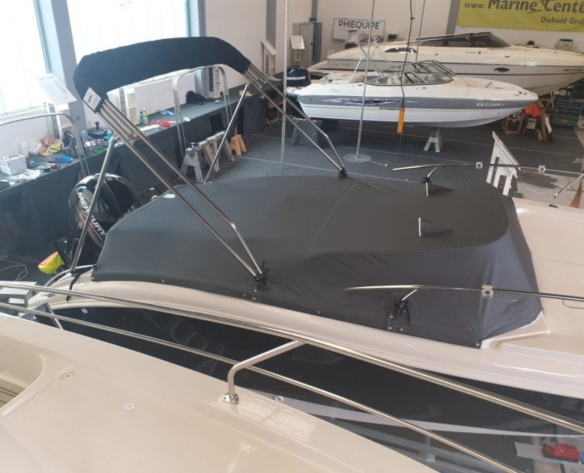 Persenning 6 Geknöpfte Cockpit-Persenning auf einem Sportboot in der Werkstatthalle
