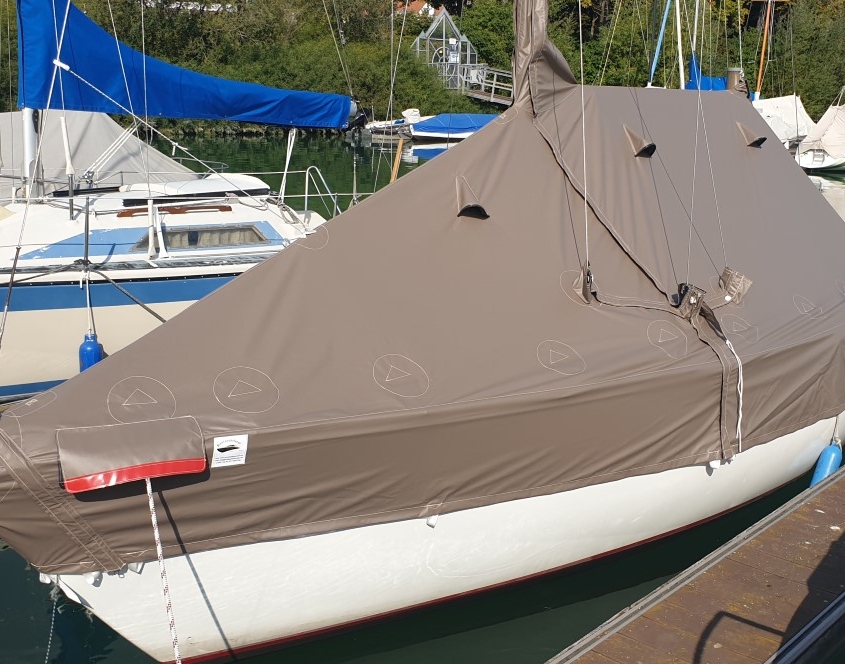 Persenning 7 Segelboot mit brauner Ganzpersenning am Steg im Bootshafen