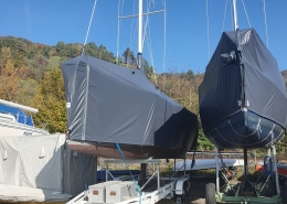 Persenning 8 Zwei Segelboote mit maßgefertigten Persenningen im Winterlager auf Trailern
