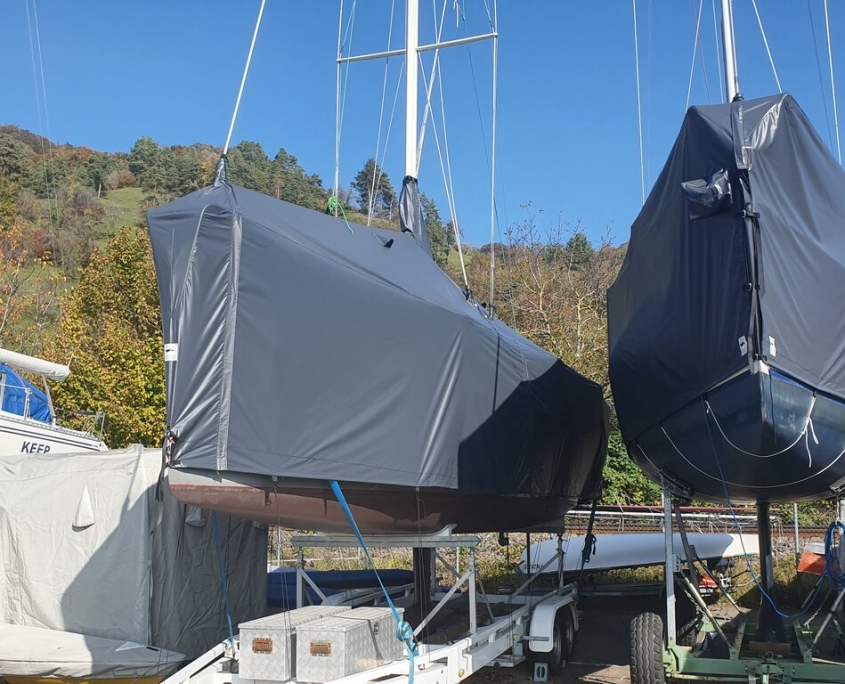 Persenning 8 Zwei Segelboote mit maßgefertigten Persenningen im Winterlager auf Trailern