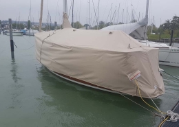 Persenning Galerie 1 Beigefarbene Ganzpersenning auf Segelboot am Steg