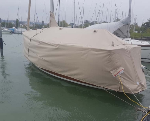 Persenning Galerie 1 Beigefarbene Ganzpersenning auf Segelboot am Steg