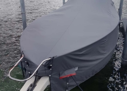 Persenning Galerie 2 Graue Persenning auf Motorboot im Bootshafen